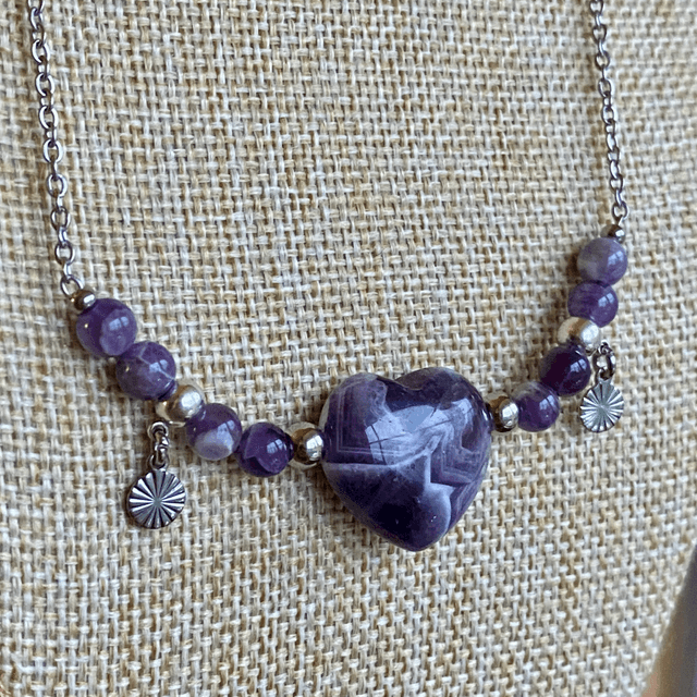 Collier coeur en améthyste chevronnée 