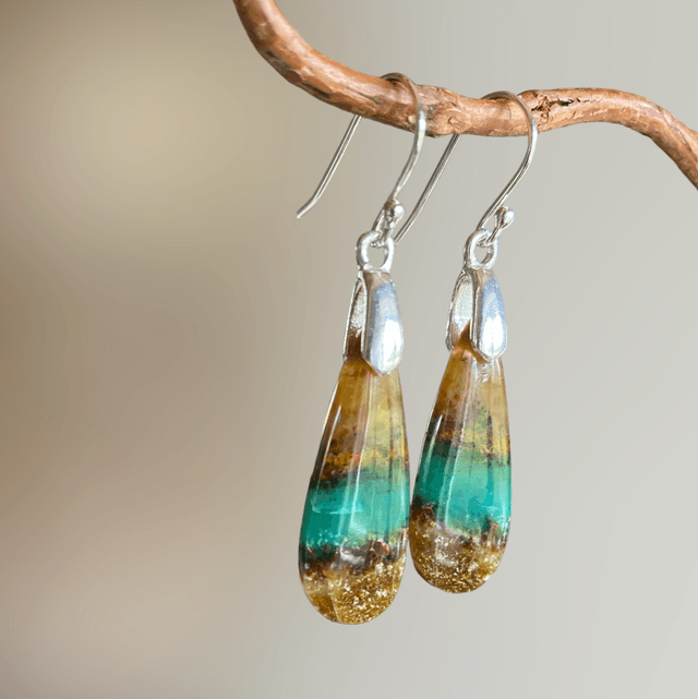 Boucles d’oreilles en bois pétrifié opalisé 