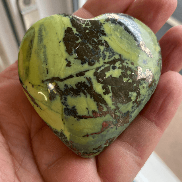 Cœur en Serpentine avec inclusion de Pyrite 