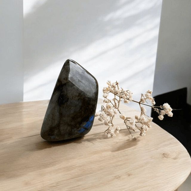 Labradorite Multicolore – Votre Bouclier Énergétique Naturel
