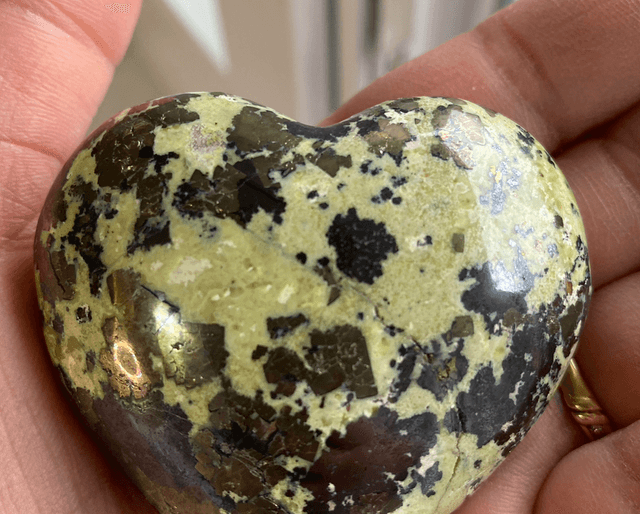 Cœur en Serpentine avec inclusion de Pyrite 