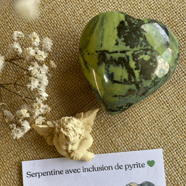 Cœur en Serpentine avec inclusion de Pyrite 